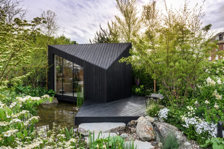 abri de jardin moderne avec store exterieur