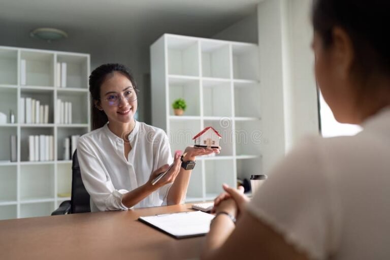 Quel Statut Juridique Choisir Pour Devenir Agent Commercial Immobilier 7 agent commercial immobilier discutant contrat avec client