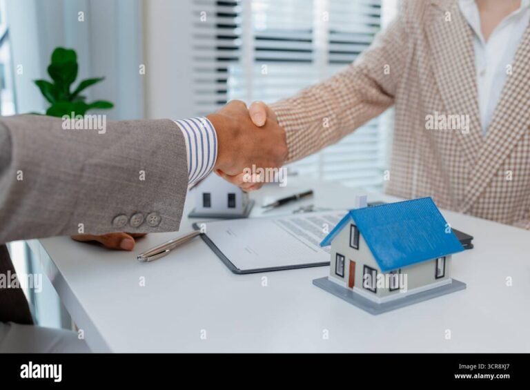 agent immobilier montrant deux cles differentes