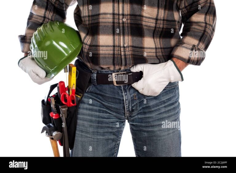 artisan travaillant avec casque et outils