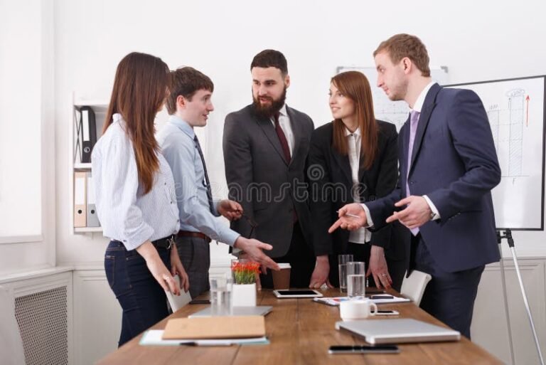 associes discutant autour dune table de reunion