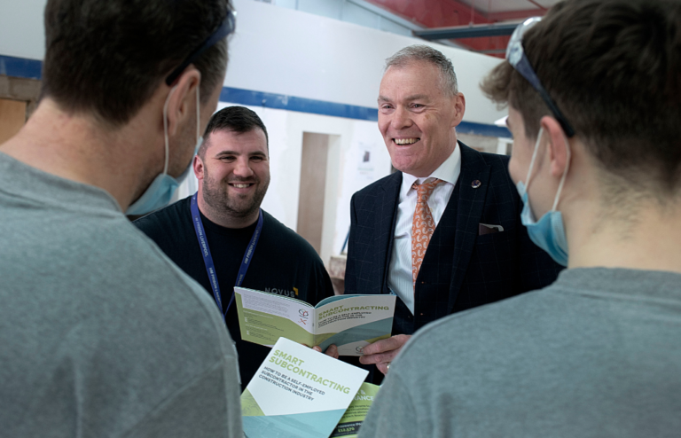 Comment un Auto-Entrepreneur Peut-Il Gérer Efficacement la Sous-Traitance 45 auto entrepreneur discutant avec un sous traitant