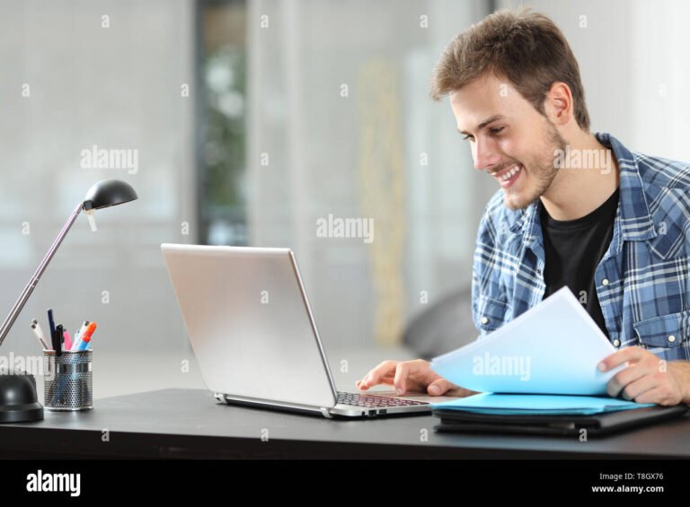 auto entrepreneur travaillant sur ordinateur portable 1