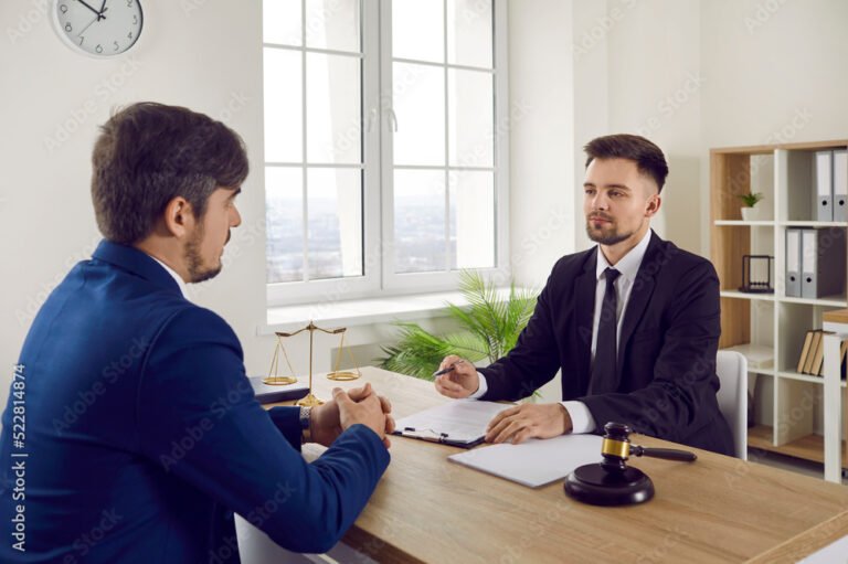 avocat discutant avec client preoccupe au bureau