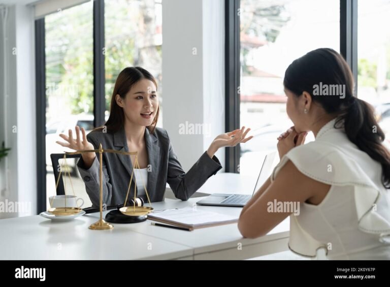 avocat en consultation dans un bureau elegant