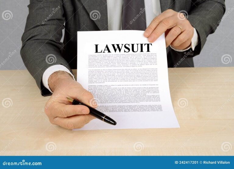 avocat remettant un document officiel formellement