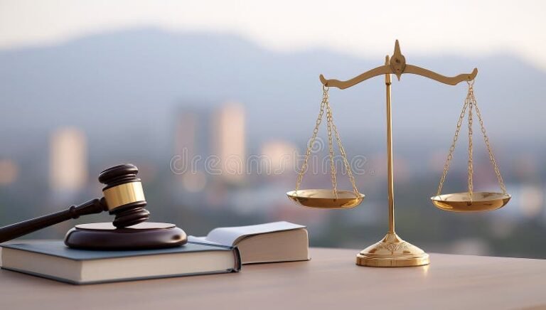 Quelles Sont Les Conditions D’un Licenciement Pour Cause Réelle Et Sérieuse 12 balance de justice avec documents juridiques flous 1