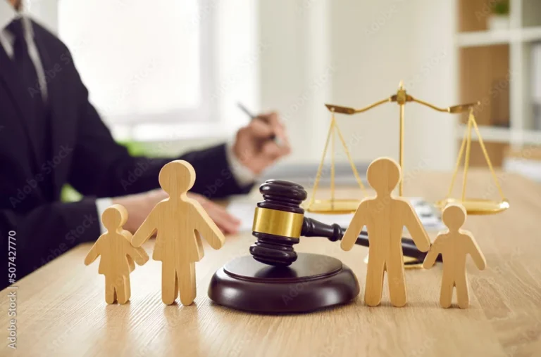 balance de justice avec famille en arriere plan