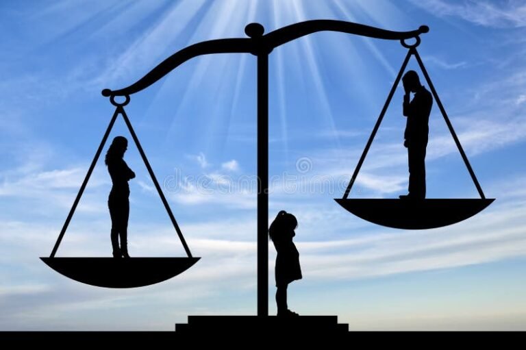 balance de justice avec silhouette parentale floue