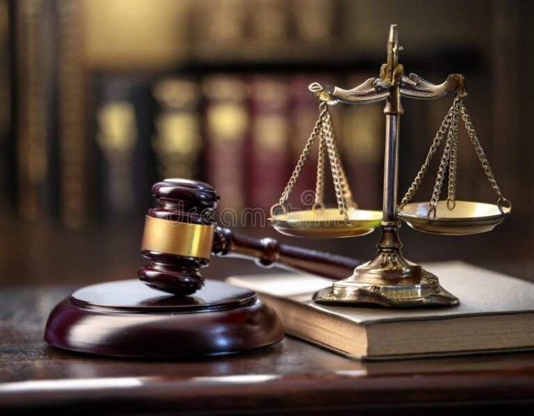 balance de justice et documents juridiques symboliques