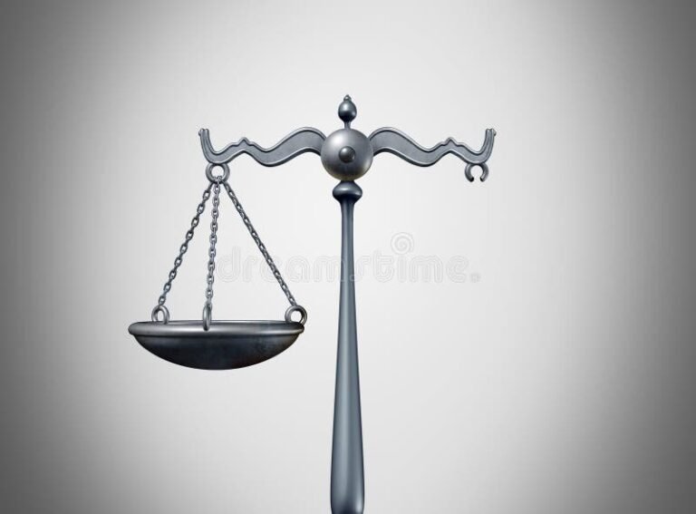 balance de la justice avec un contrat dechire