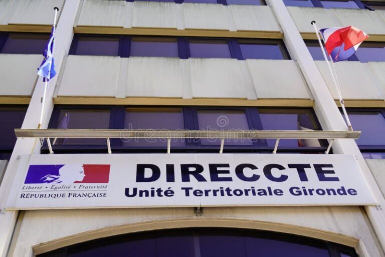 batiment administratif francais avec enseigne commerce