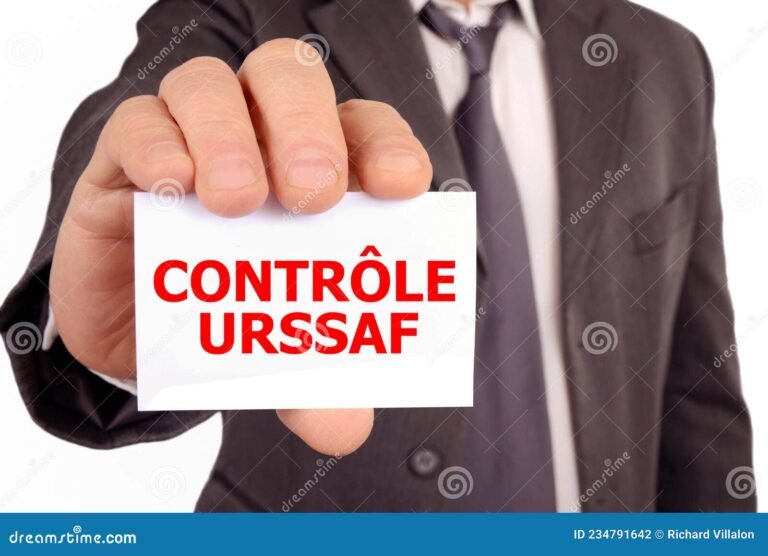 bureau ferme avec panneau controle urssaf visible