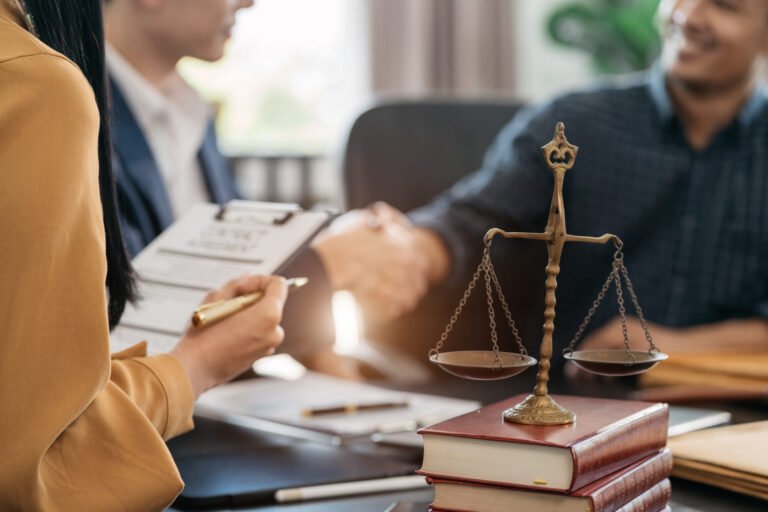 bureau juridique avec documents financiers et avocat