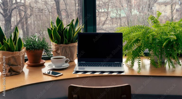 bureau moderne avec ordinateur et plantes vertes