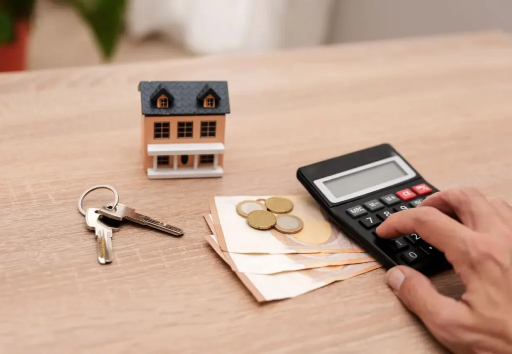calcul immobilier avec calculatrice et maison miniature