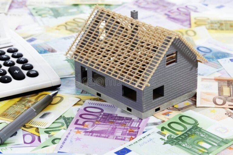 calculatrice avec billets et maison miniature