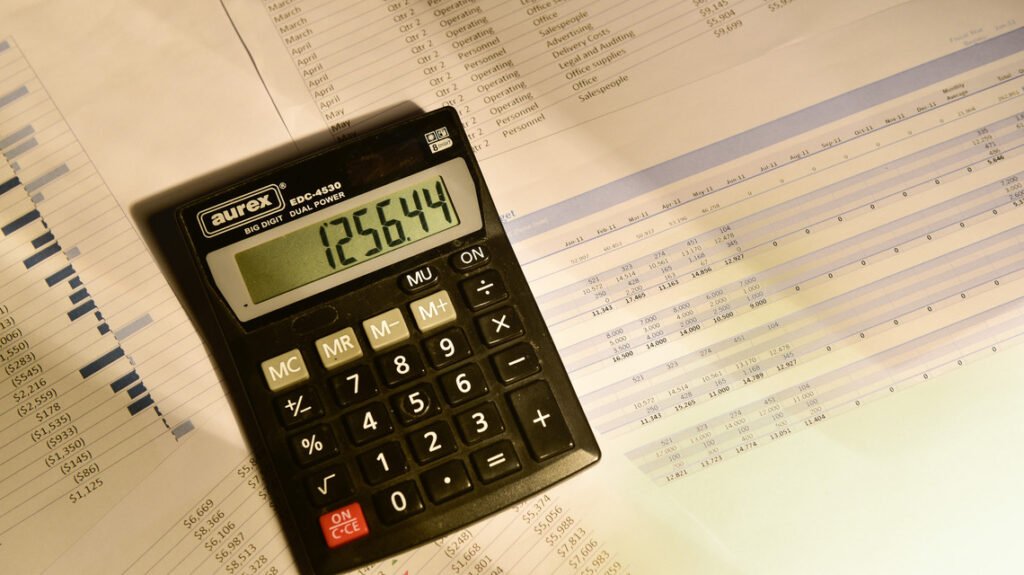 calculatrice avec documents fiscaux et billets