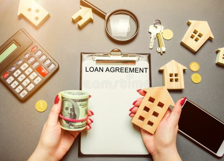 calculatrice et contrats de pret sur table bois