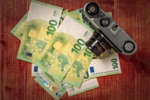 camera de cinema vintage avec billets euros