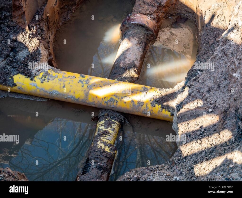 canalisation cassee avec eau souterraine visible