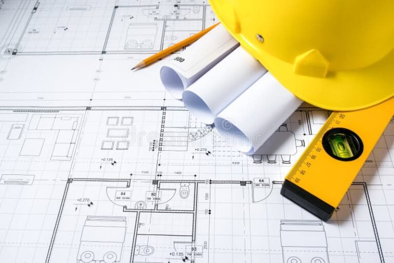 L'assurance décennale est-elle obligatoire pour tous les professionnels du bâtiment 4 casque de chantier et plans de construction