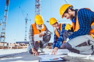 chantier construction avec plans et ouvriers