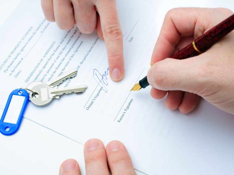 cle de commerce avec contrat et stylos