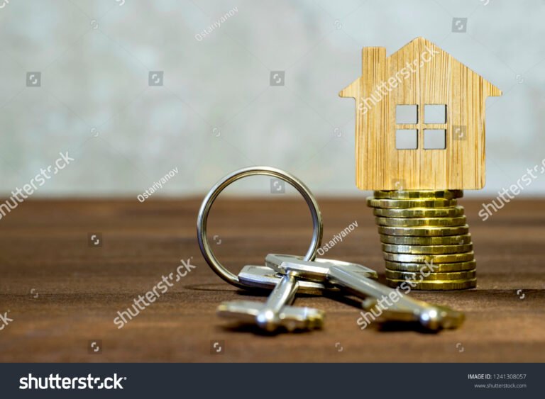 cle de maison avec piece de monnaie brillante