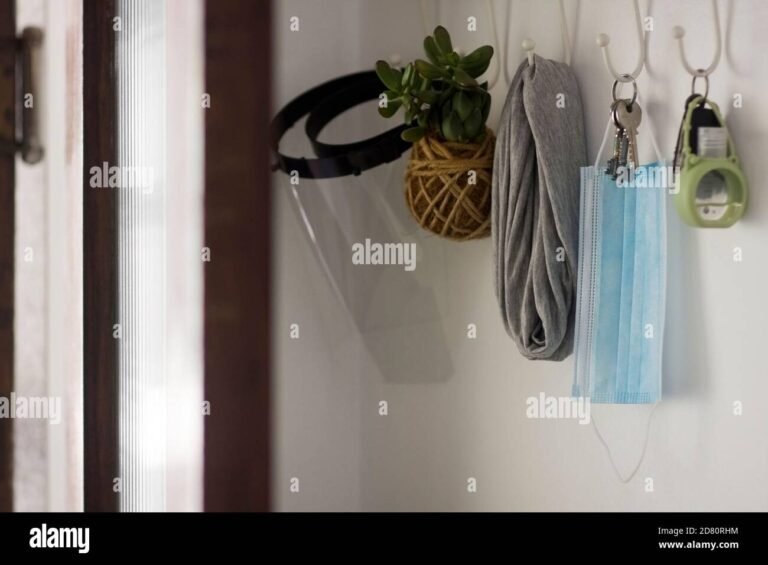 Peut-on Louer Sa Résidence Principale Sur Airbnb Sans Risque 44 cle de maison suspendue devant une porte moderne 1