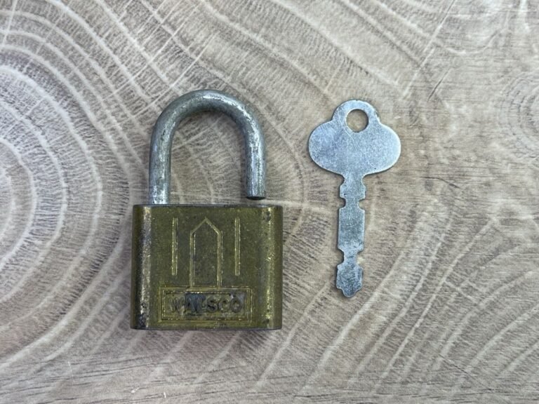 Quelle Différence Entre Loyer D'Avance Et Dépôt De Garantie En Location 42 cle de porte avec billets et cadenas