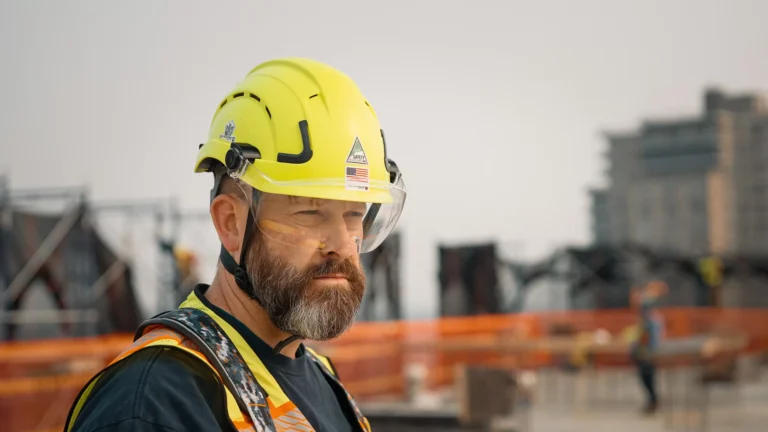 construction de batiment avec casque de securite