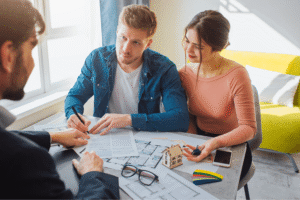 coproprietaires examinant documents immobiliers ensemble