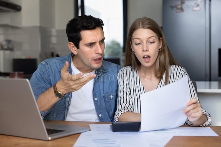 couple discutant avec documents financiers chez banque