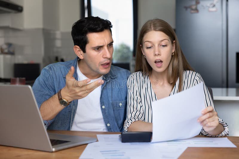 couple discutant avec documents financiers chez banque
