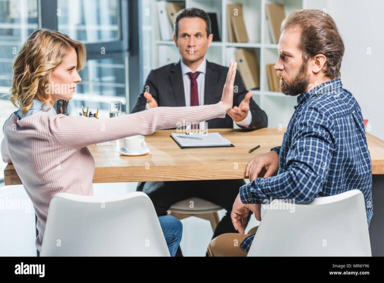 Comment Se Passe Un Divorce : Quelles Sont Les Étapes Clés 10 couple discutant avec un avocat en cabinet