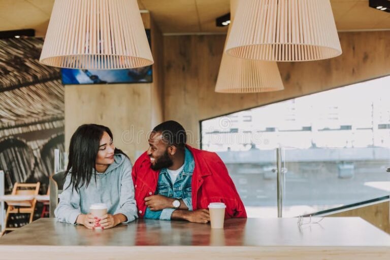 Divorce par consentement mutuel sans avocat : est-ce possible 6 couple discutant calmement autour dune table