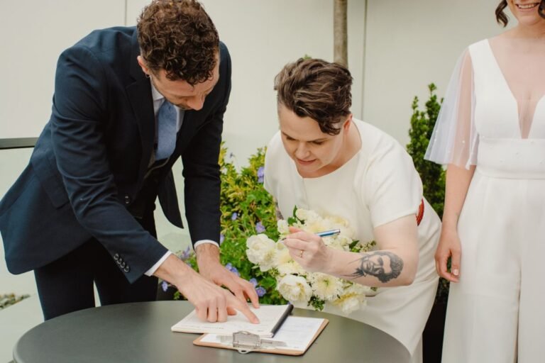 couple discutant devant document legal mariage