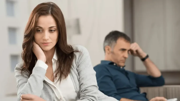 couple distant avec regard evitant
