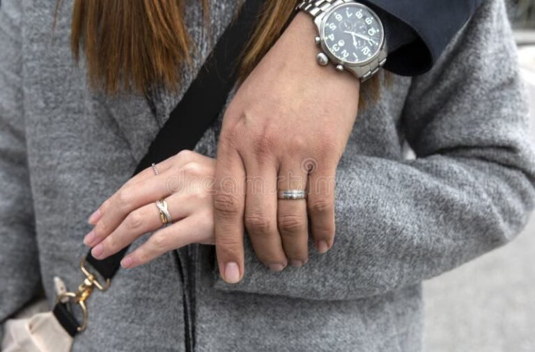 Comment Fonctionne La Régularisation Par Mariage Avec Un Étranger 23 couple heureux main dans la main international 1