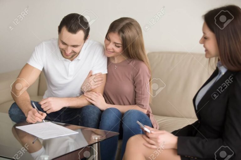 couple signant un accord chez le notaire