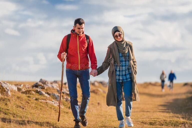 couple tunisien se tenant la main joyeusement