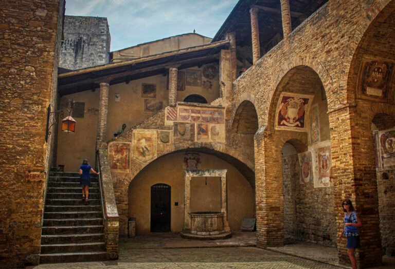 Que signifie l’expression « Au fonds de la cour » en français 1 cour interieure ancienne avec perspective profonde