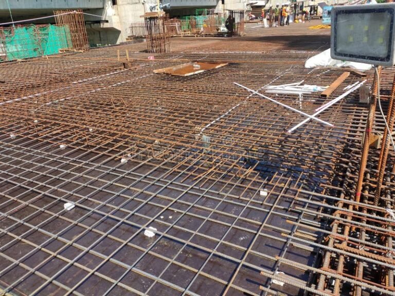 Quel Type De Béton Choisir Pour Une Dalle Résistante Et Durable 37 dalle en beton solide sur fond chantier