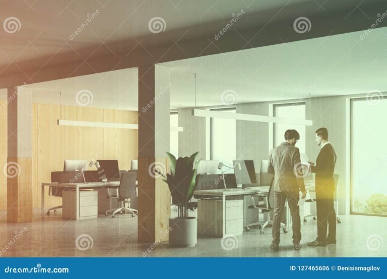 deux associes discutant devant bureau vide