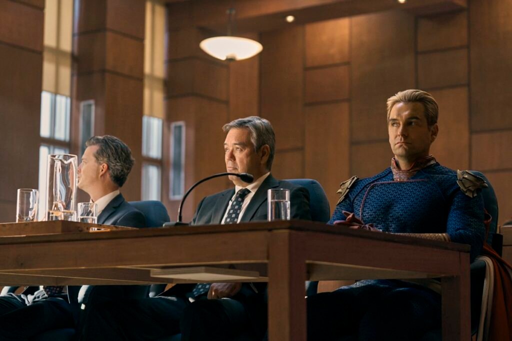 Quelle Différence Entre Avocat Postulant Et Avocat Plaidant 2 deux avocats discutant dans un tribunal moderne