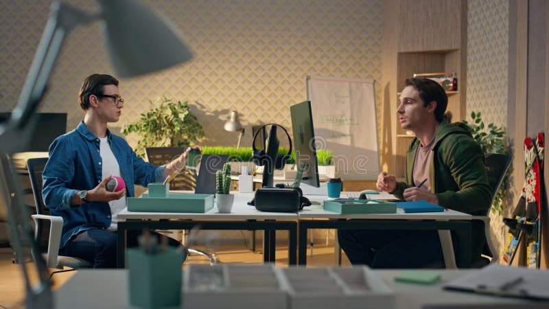 Comment Reconnaître et Gérer Le Harcèlement Moral Entre Collègues Au Travail 2 deux collegues discutant calmement au bureau