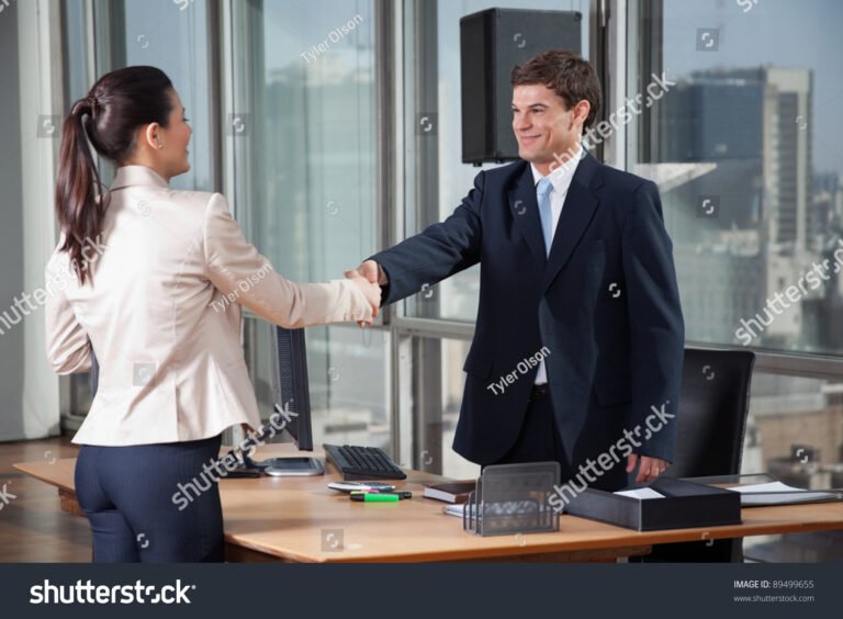 deux personnes serrant la main professionnellement