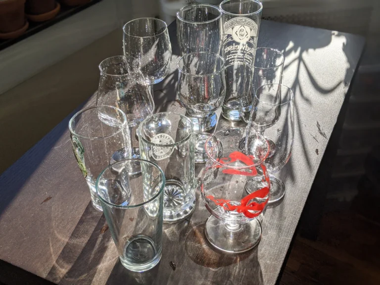differents verres a biere alignes sur table