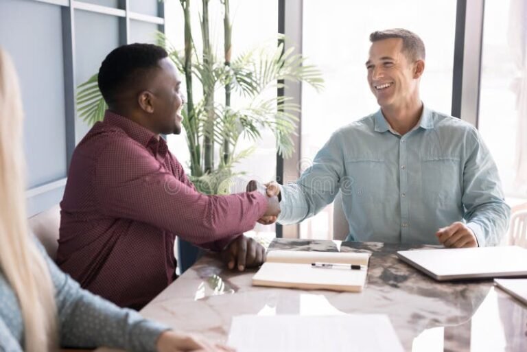 employe confiant serrant la main employeur